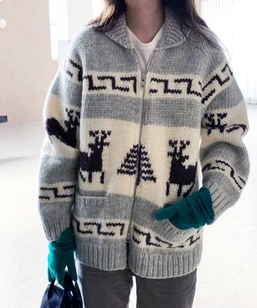 VIBGYOR（ヴィブジョー）の「ノルディック柄ジャガードジップカーディガン /トナカイモチーフ ジャガード 韓国 秋冬(CZ)（カーディガン/ボレロ・レディース・グレー/ブラック・FREE）」の2枚目の写真