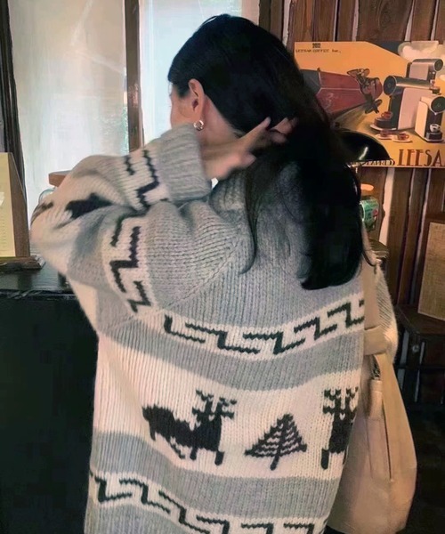 VIBGYOR（ヴィブジョー）の「ノルディック柄ジャガードジップカーディガン /トナカイモチーフ ジャガード 韓国 秋冬(CZ)（カーディガン/ボレロ・レディース・グレー/ブラック・FREE）」の5枚目の写真