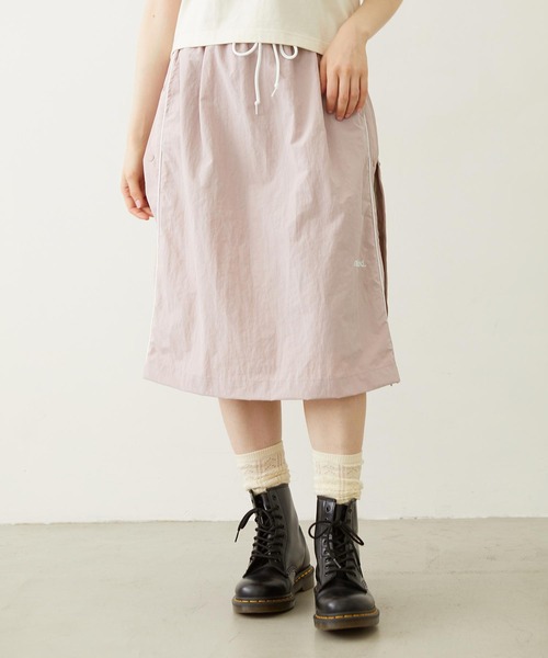 MILKFED.（ミルクフェド）の「CUTOUT LOGO TRACK SKIRT（スカート・レディース・ライトピンク/ブラック/チャコール・M/S）」の3枚目の写真