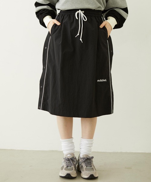 MILKFED.（ミルクフェド）の「CUTOUT LOGO TRACK SKIRT（スカート・レディース・ライトピンク/ブラック/チャコール・M/S）」の2枚目の写真