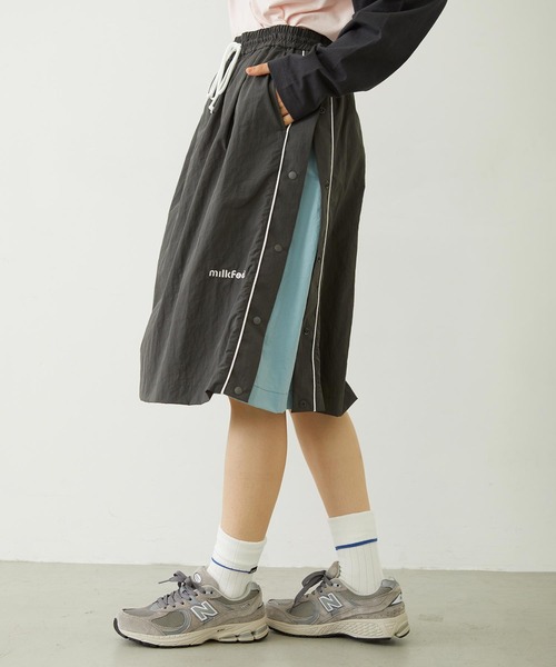 MILKFED.（ミルクフェド）の「CUTOUT LOGO TRACK SKIRT（スカート・レディース・ライトピンク/ブラック/チャコール・M/S）」の5枚目の写真