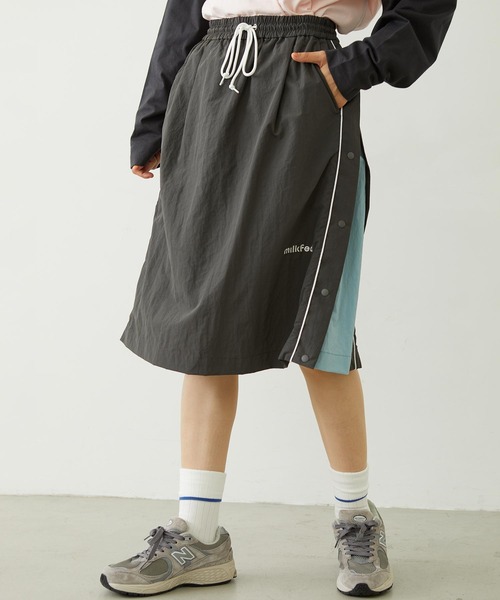 MILKFED.（ミルクフェド）の「CUTOUT LOGO TRACK SKIRT（スカート・レディース・ライトピンク/ブラック/チャコール・M/S）」の6枚目の写真