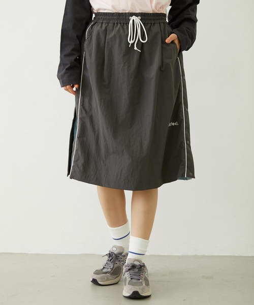 MILKFED.（ミルクフェド）の「CUTOUT LOGO TRACK SKIRT（スカート・レディース・ライトピンク/ブラック/チャコール・M/S）」の4枚目の写真