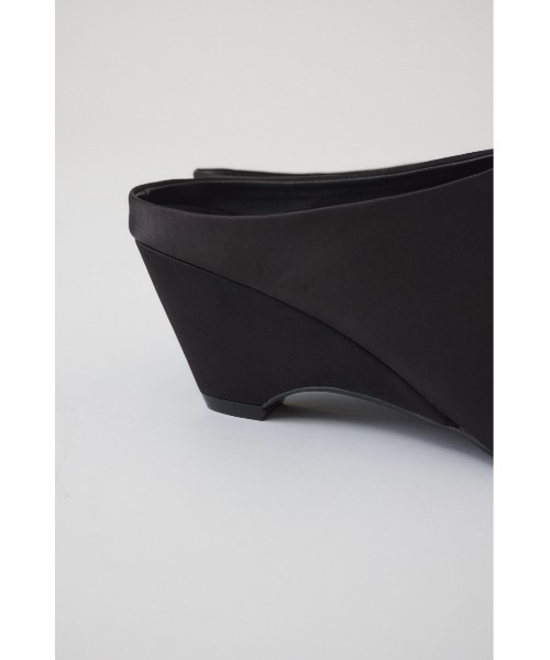 RIM.ARK（リムアーク）の「Pointed satin mule ポインテッドサテンミュール（パンプス・レディース・ライトカーキ/ブラック・37/38/39/36）」の8枚目の写真