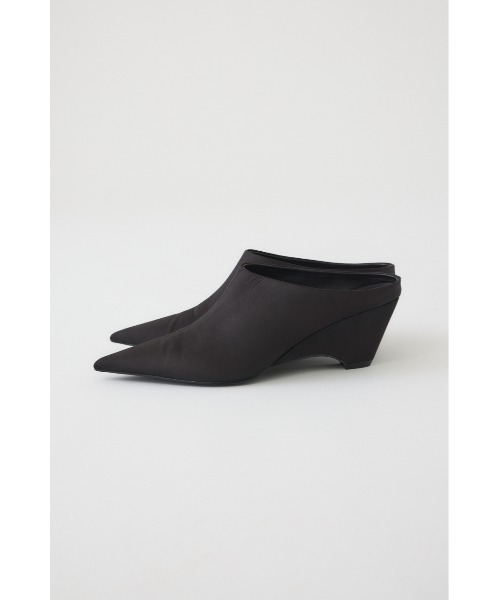 RIM.ARK（リムアーク）の「Pointed satin mule ポインテッドサテンミュール（パンプス・レディース・ライトカーキ/ブラック・37/38/39/36）」の4枚目の写真
