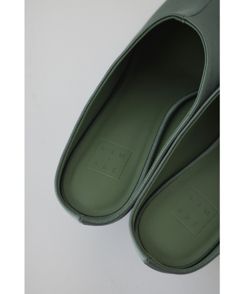 RIM.ARK（リムアーク）の「Pointed satin mule ポインテッドサテンミュール（パンプス・レディース・ライトカーキ/ブラック・37/38/39/36）」の10枚目の写真