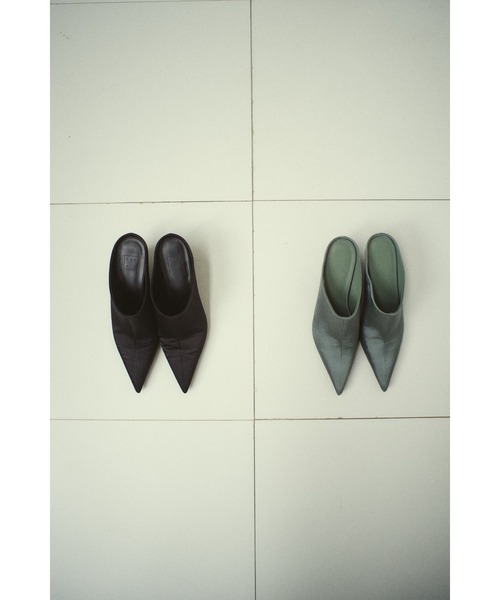 RIM.ARK（リムアーク）の「Pointed satin mule ポインテッドサテンミュール（パンプス・レディース・ライトカーキ/ブラック・37/38/39/36）」の17枚目の写真