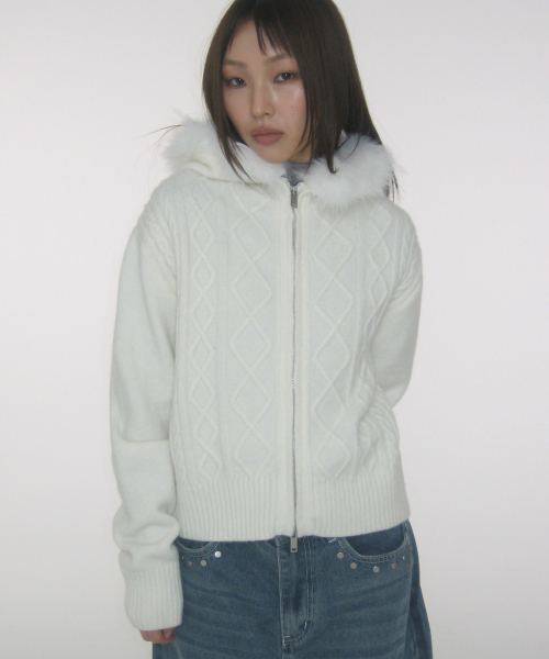 PLACE STUDIO（プレイススタジオ）の「ケーブルニットフードファートリミング2WAYフルジップセミクロップカーディガン_2COLOR（カーディガン/ボレロ・レディース・グレー/アイボリー・FREE）」の6枚目の写真