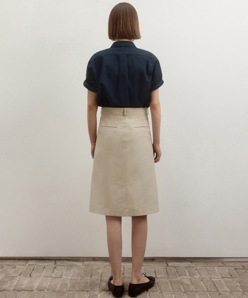 ANDNEEDS（アンドニーズ）の「Button belted skirt (beige)（スカート・レディース・その他・MEDIUM/SMALL）」の2枚目の写真