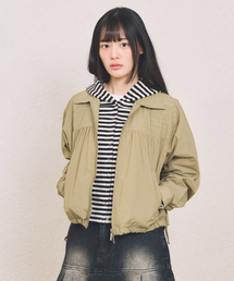 COMONINOZ（コモニノズ）の「W SHIRRED WINDJUMPER [KHAKI]（ナイロンジャケット）」