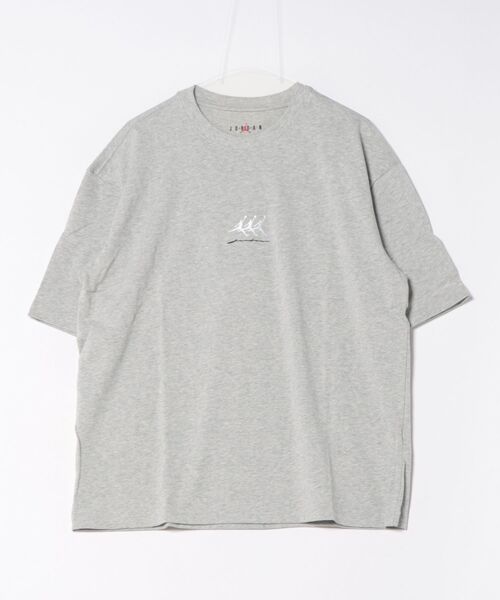 JORDAN BRAND(ジョーダンブランド)の「JORDAN BRAND M J FLT GFX OVSZ TEE ショートスリーブ IF3133 050GREY H(Tシャツ/カットソー・メンズ・グレー・SMALL/MEDIUM/LARGE/X-LARGE/XX-LARGE)」の1枚目の写真