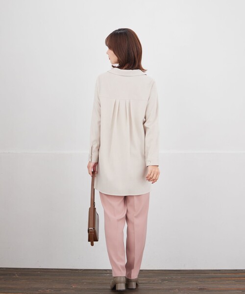 Tiaclasse（ティアクラッセ）の「フロントタックシャツチュニック（シャツ/ブラウス・レディース・ネイビー/ピンク/グレイッシュベージュ/サックスブルー・XL/XXL）」の17枚目の写真