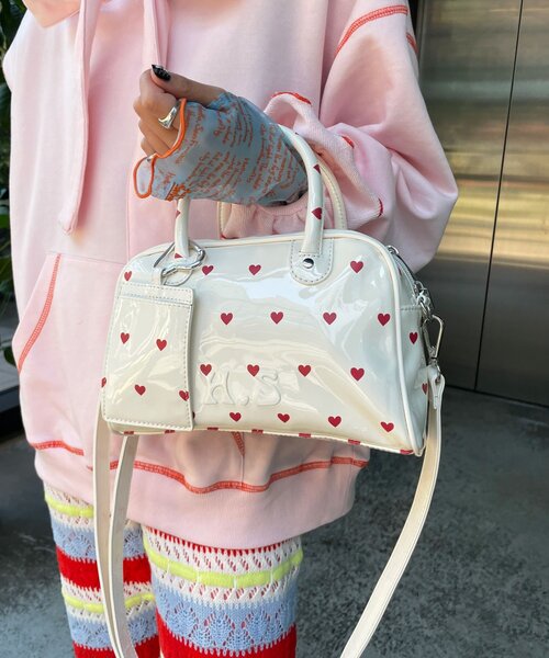 HELLO.SANFRANCISCO（ハローサンフランシスコ）の「【HELLO.SANFRANCISCO/ハローサンフランシスコ】ハートプリントエナメルミニボストンBAG（ボストンバッグ・レディース・イエロー/ホワイト/ピンク・ONE SIZE）」の2枚目の写真