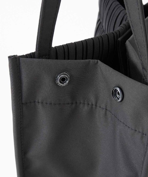 IEDIT（イディット）の「ＩＥＤＩＴ　プリーツ遣いの縦型トートバッグ〈ブラック〉（トートバッグ・レディース・ブラック・ONE SIZE）」の4枚目の写真