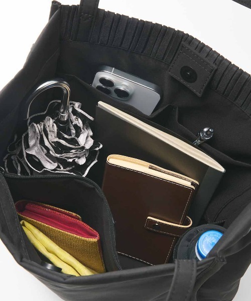 IEDIT（イディット）の「ＩＥＤＩＴ　プリーツ遣いの縦型トートバッグ〈ブラック〉（トートバッグ・レディース・ブラック・ONE SIZE）」の5枚目の写真