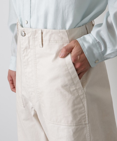 NANO universe（ナノユニバース）の「フロッキーチノ ベイカーパンツ（チノパンツ・メンズ・ホワイト/カーキ・S/L/M）」の21枚目の写真