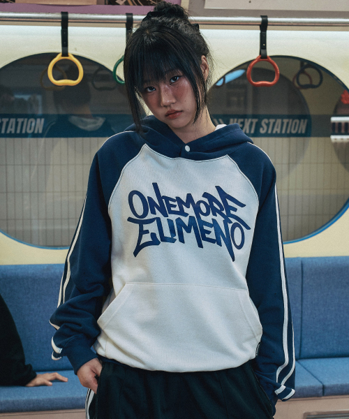 ELIMENO(エリメノ)の「EL ONEMORE ラグランラインフードパーカー 3カラー(パーカー・メンズ・ブルー/ブラック/ワイン/グリーン・SMALL/1/2/3/4)」の6枚目の写真