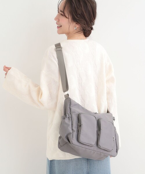SHOO・LA・RUE(シューラルー)の「【撥水】ダブルポケットショルダーバッグ(ショルダーバッグ・レディース・ブラック/アイボリー/ダークグレー・00)」の1枚目の写真