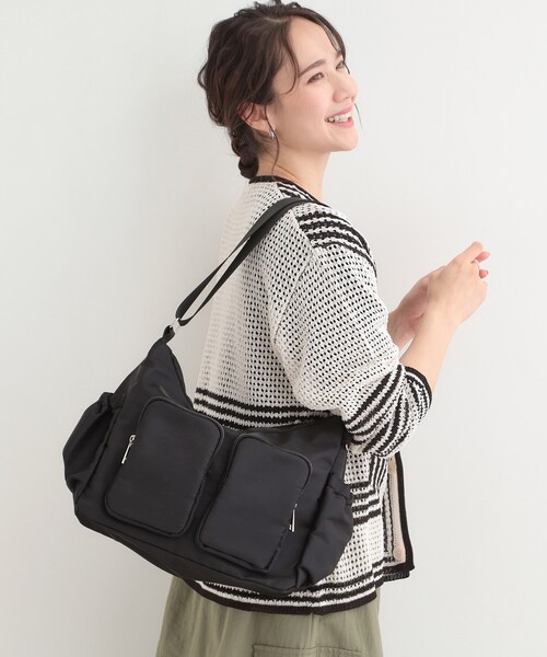 SHOO・LA・RUE(シューラルー)の「【撥水】ダブルポケットショルダーバッグ(ショルダーバッグ・レディース・ブラック/アイボリー/ダークグレー・00)」の3枚目の写真