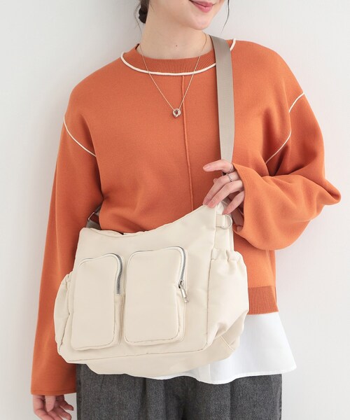 SHOO・LA・RUE(シューラルー)の「【撥水】ダブルポケットショルダーバッグ(ショルダーバッグ・レディース・ブラック/アイボリー/ダークグレー・00)」の4枚目の写真
