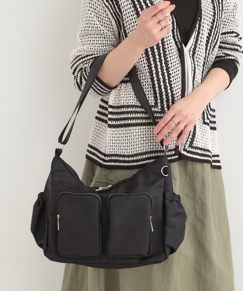 SHOO・LA・RUE(シューラルー)の「【撥水】ダブルポケットショルダーバッグ(ショルダーバッグ・レディース・ブラック/アイボリー/ダークグレー・00)」の6枚目の写真