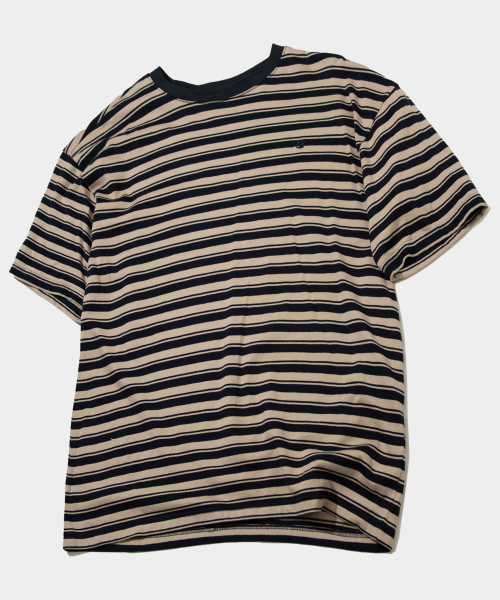SOMEPLACE MAN(サムプレイス・マン)の「マルチミックス配色ストライプロゴ刺繍ラウンドネック半袖Tシャツ_4COLOR(Tシャツ/カットソー・メンズ・レッド/ベージュ/ピンク/グリーン・FREE)」の5枚目の写真