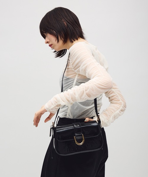 TONER(トナー)の「フラップ金具ミニショルダーバッグ/ロゴプレート付き(ショルダーバッグ・レディース・レッド/ブラック・FREE)」の1枚目の写真