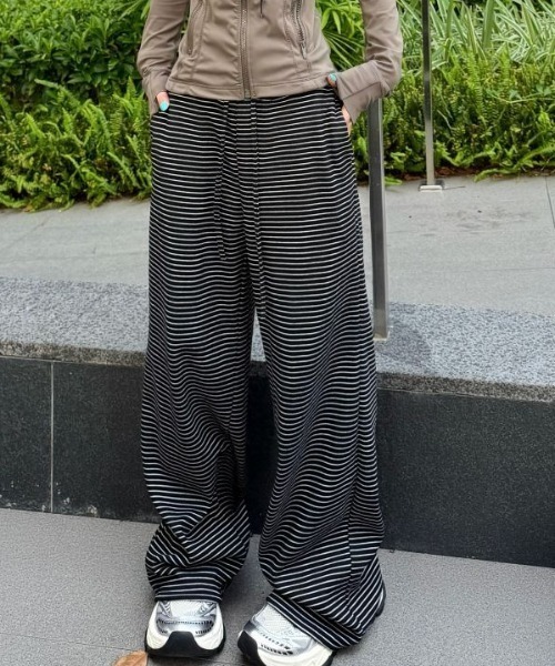 Teem Store(チームストア)の「リラックスボーダーワイドストレートスウェットパンツ イージーパンツ(その他パンツ・レディース・ダークグレー/ホワイト/グレー/ブラック・L/M)」の17枚目の写真