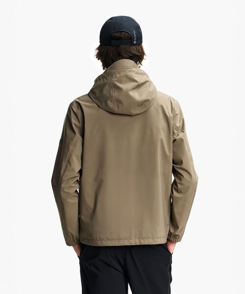 AIGLE(エーグル)の「GORE-TEX ゴアテックス 防風 防水 透湿 2レイヤー ライトウェイト ショートフーデッドジャケット(マウンテンパーカー・メンズ・ブラウン/ブラック・L/M/S/XL)」の17枚目の写真