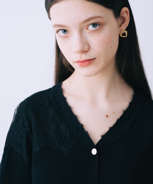 SELFIST（セルフィスト）の「レースショルダーニットカーディガン（ニット/セーター・レディース・ブラック系その他/オフホワイト/ブラック・フリー）」の14枚目の写真