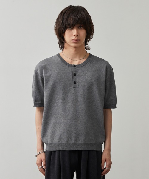 CALLNE(カルネ)の「【CALLNE】Henley-neck Summer Knit Short-sleeve Pullover / ヘンリーネックサマーニット半袖プルオーバー(接触冷感、UVカット)(Tシャツ/カットソー・メンズ・ブラック/チャコールグレー・L/M)」の2枚目の写真