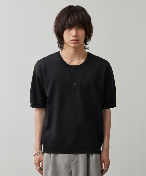 CALLNE(カルネ)の「【CALLNE】Henley-neck Summer Knit Short-sleeve Pullover / ヘンリーネックサマーニット半袖プルオーバー(接触冷感、UVカット)(Tシャツ/カットソー・メンズ・ブラック/チャコールグレー・L/M)」の1枚目の写真