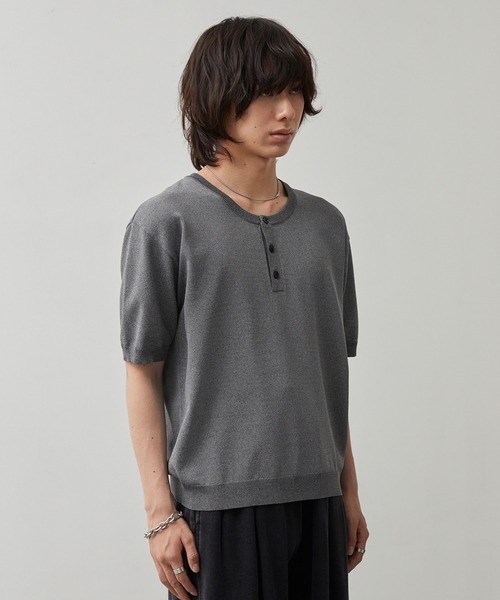 CALLNE(カルネ)の「【CALLNE】Henley-neck Summer Knit Short-sleeve Pullover / ヘンリーネックサマーニット半袖プルオーバー(接触冷感、UVカット)(Tシャツ/カットソー・メンズ・ブラック/チャコールグレー・L/M)」の4枚目の写真