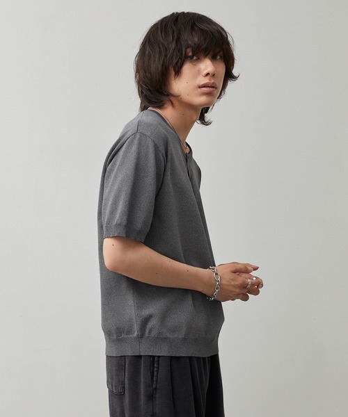 CALLNE(カルネ)の「【CALLNE】Henley-neck Summer Knit Short-sleeve Pullover / ヘンリーネックサマーニット半袖プルオーバー(接触冷感、UVカット)(Tシャツ/カットソー・メンズ・ブラック/チャコールグレー・L/M)」の13枚目の写真