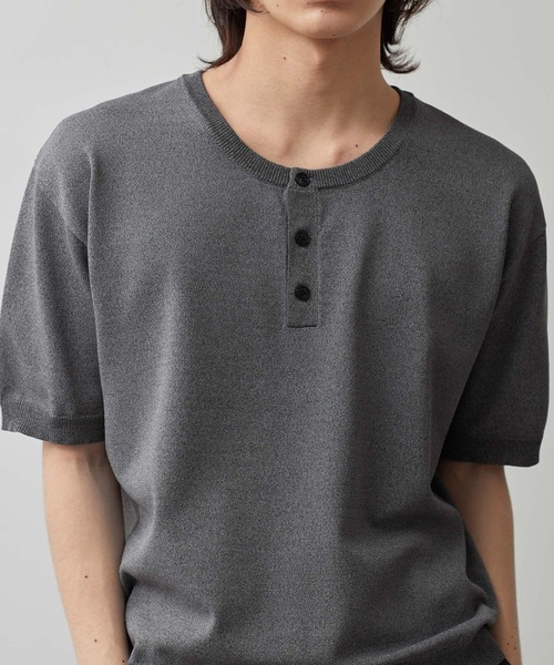 CALLNE(カルネ)の「【CALLNE】Henley-neck Summer Knit Short-sleeve Pullover / ヘンリーネックサマーニット半袖プルオーバー(接触冷感、UVカット)(Tシャツ/カットソー・メンズ・ブラック/チャコールグレー・L/M)」の15枚目の写真