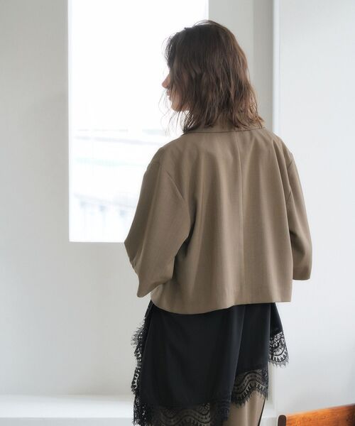 YECCA VECCA（イェッカヴェッカ）の「ハーフスリーブクロップドジャケット【セットアップ対応】（テーラードジャケット・レディース・ブラウン/グレイッシュベージュ・FREE）」の9枚目の写真