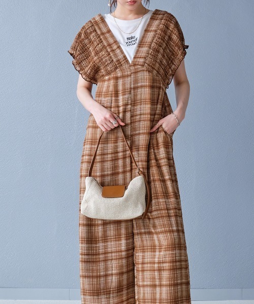 Rejoule(リジュール)の「シアーチェック柄シャーリングVネックサロペット(サロペット/オーバーオール・レディース・ブラウン/ブラック・S/M)」の9枚目の写真
