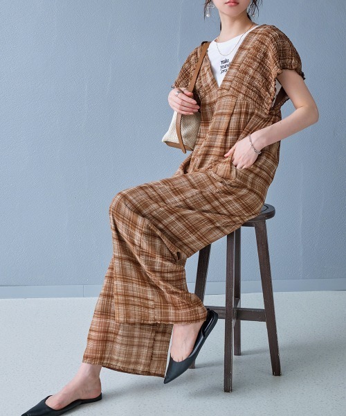 Rejoule(リジュール)の「シアーチェック柄シャーリングVネックサロペット(サロペット/オーバーオール・レディース・ブラウン/ブラック・S/M)」の8枚目の写真