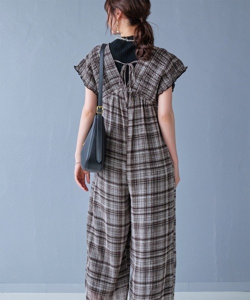 Rejoule(リジュール)の「シアーチェック柄シャーリングVネックサロペット(サロペット/オーバーオール・レディース・ブラウン/ブラック・S/M)」の5枚目の写真