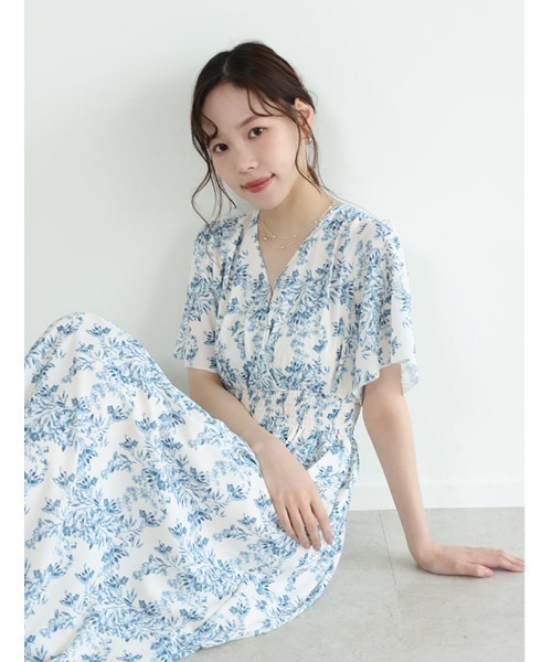 fifth(フィフス)の「【narumiセレクト】フラワープリントウエストシャーリングワンピース(ワンピース・レディース・ブラック/ホワイト・M/XS)」の2枚目の写真