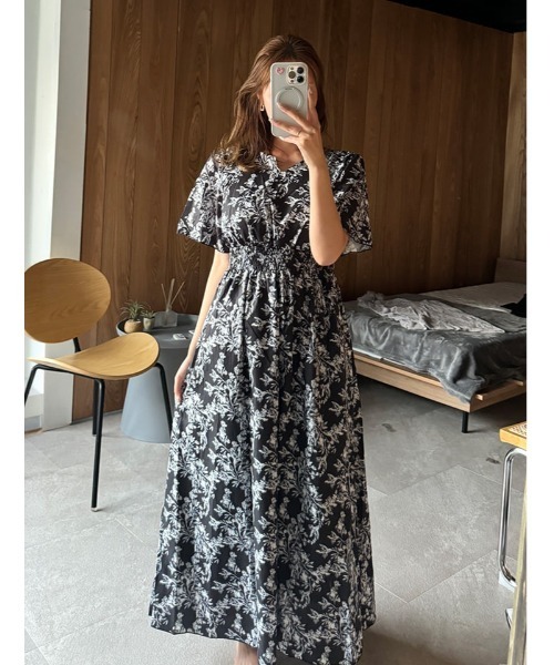 fifth(フィフス)の「【narumiセレクト】フラワープリントウエストシャーリングワンピース(ワンピース・レディース・ブラック/ホワイト・M/XS)」の1枚目の写真