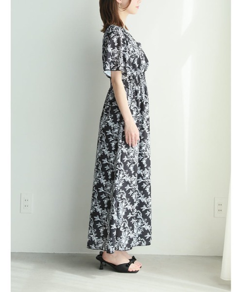 fifth(フィフス)の「【narumiセレクト】フラワープリントウエストシャーリングワンピース(ワンピース・レディース・ブラック/ホワイト・M/XS)」の11枚目の写真