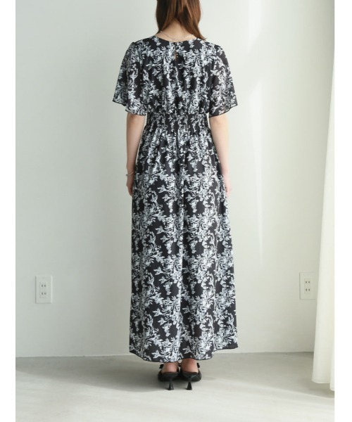 fifth(フィフス)の「【narumiセレクト】フラワープリントウエストシャーリングワンピース(ワンピース・レディース・ブラック/ホワイト・M/XS)」の12枚目の写真