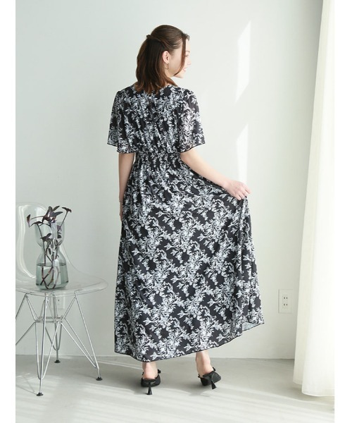 fifth(フィフス)の「【narumiセレクト】フラワープリントウエストシャーリングワンピース(ワンピース・レディース・ブラック/ホワイト・M/XS)」の3枚目の写真
