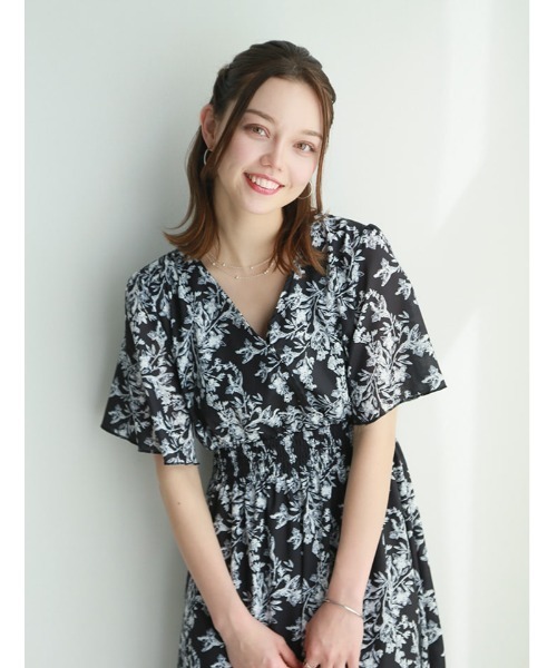 fifth(フィフス)の「【narumiセレクト】フラワープリントウエストシャーリングワンピース(ワンピース・レディース・ブラック/ホワイト・M/XS)」の4枚目の写真