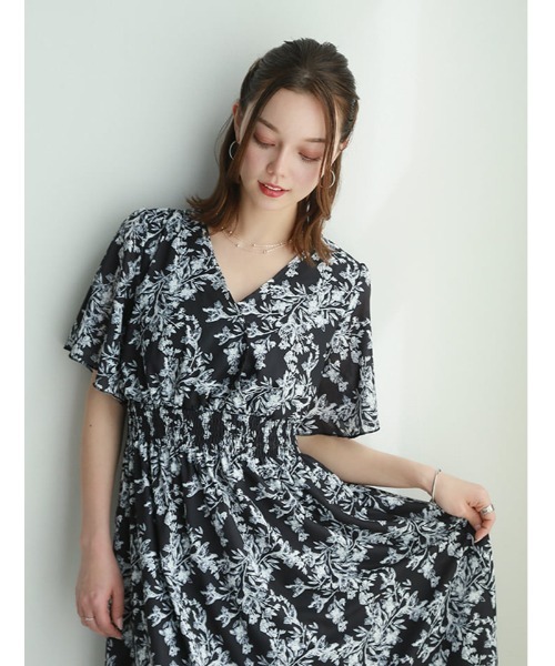 fifth(フィフス)の「【narumiセレクト】フラワープリントウエストシャーリングワンピース(ワンピース・レディース・ブラック/ホワイト・M/XS)」の5枚目の写真