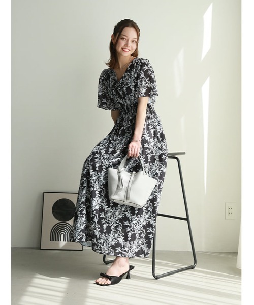 fifth(フィフス)の「【narumiセレクト】フラワープリントウエストシャーリングワンピース(ワンピース・レディース・ブラック/ホワイト・M/XS)」の7枚目の写真