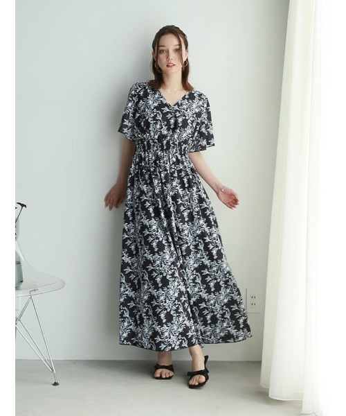 fifth(フィフス)の「【narumiセレクト】フラワープリントウエストシャーリングワンピース(ワンピース・レディース・ブラック/ホワイト・M/XS)」の8枚目の写真