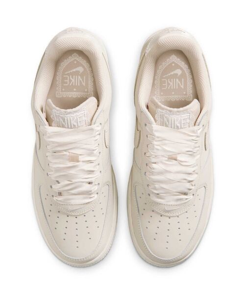 NIKE（ナイキ）の「ナイキ エア フォース 1 レトロ プレミアム ウィメンズシューズ / Nike Air Force 1 Retro Premium Women's Shoes IR0871-100 Oatmeal（スニーカー・レディース・アイボリー系・22.5/23/23.5/24/24.5/25/22/25.5/26）」の4枚目の写真