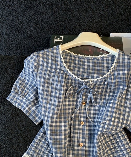 LUCPY（ラクピー）の「チェック柄レースヘムリボンブラウス（シャツ/ブラウス・レディース・ブルー/ブラック・LARGE/MEDIUM/SMALL）」の5枚目の写真